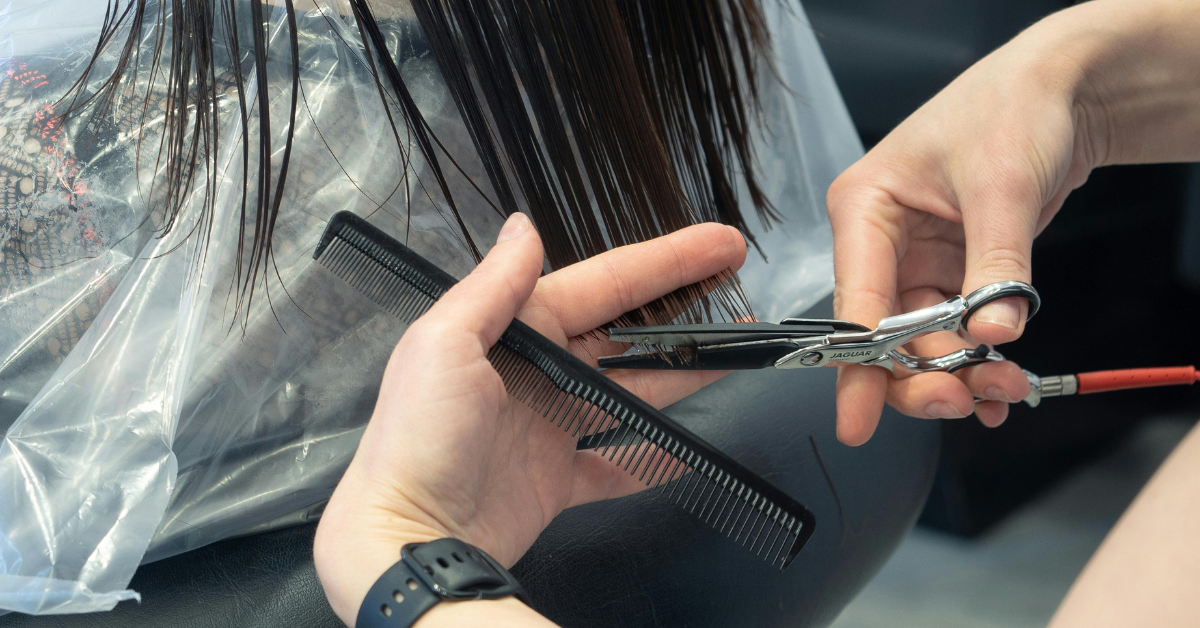 WOMEN'S HAIRCUT